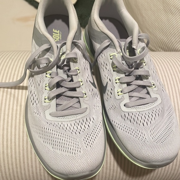 Great condition Nike size 8.5 sneakers. Only worn once! - Picture 2 of 2